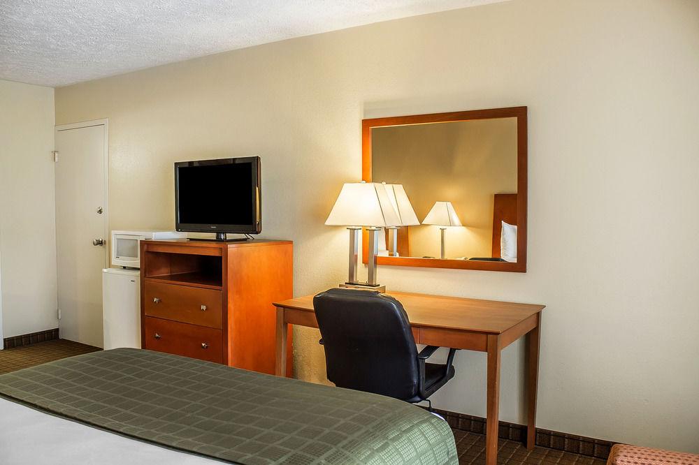 Wilkes-Barre Inn & Suites Esterno foto