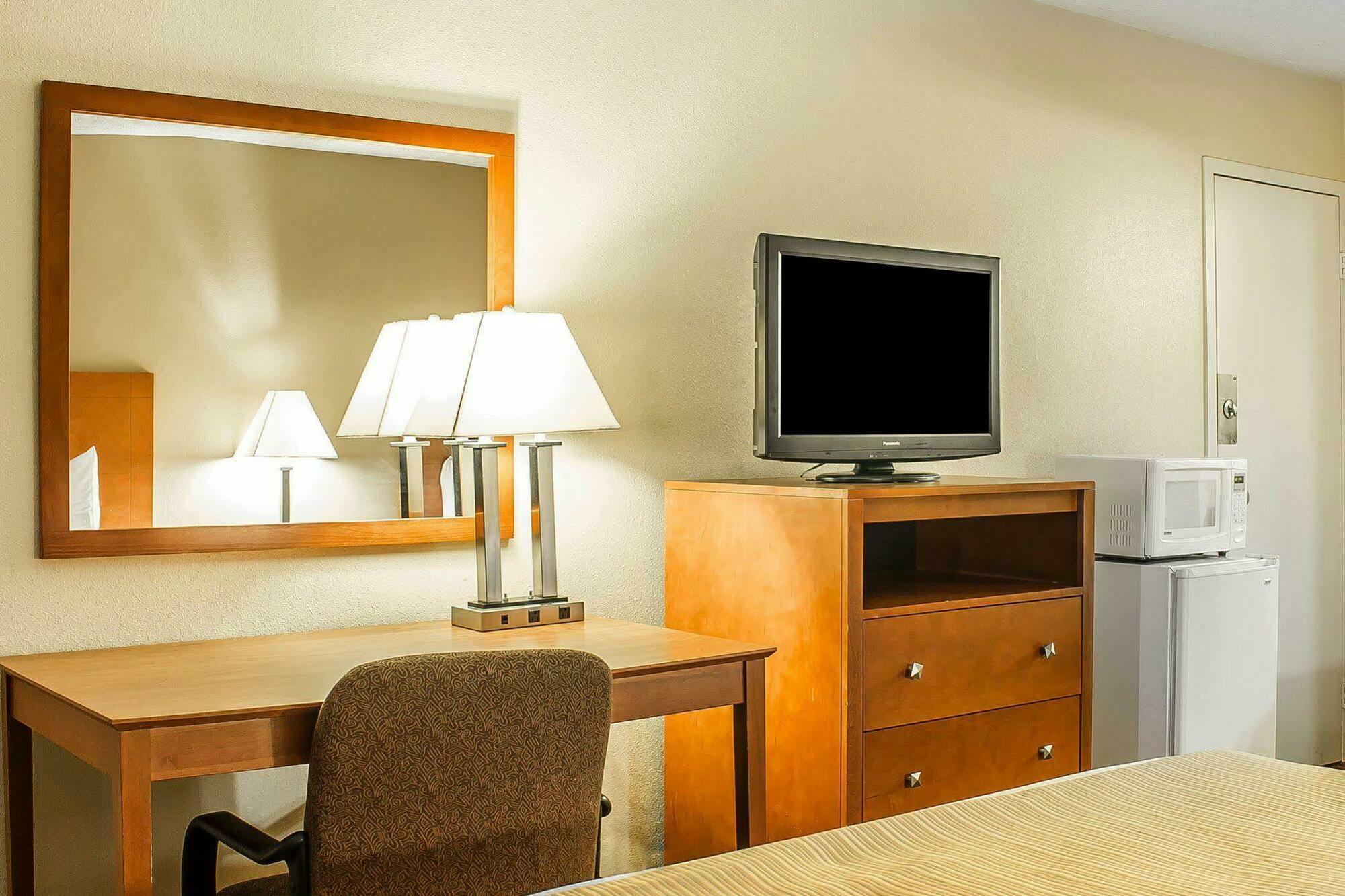 Wilkes-Barre Inn & Suites Esterno foto